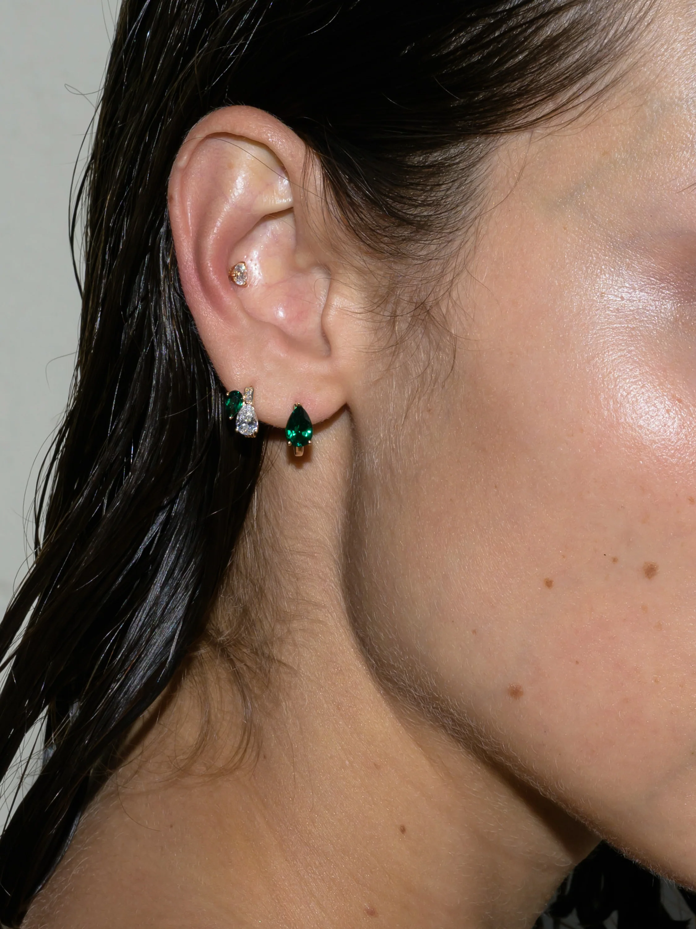 14K PEAR-CUT HUGGIE EARRING IN LAB EMERALD, 14K YELLOW GOLD - Image 5