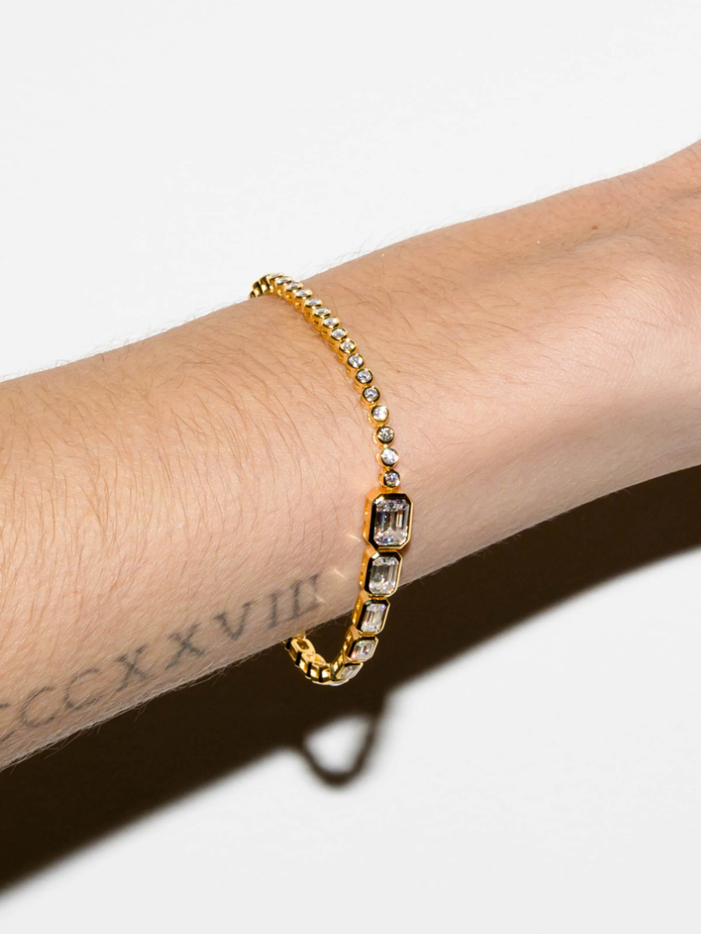 BLAKE GRADUATED BEZEL RIVIÈRE BRACELET IN MOISSANITE, 18K GOLD VERMEIL - Image 3