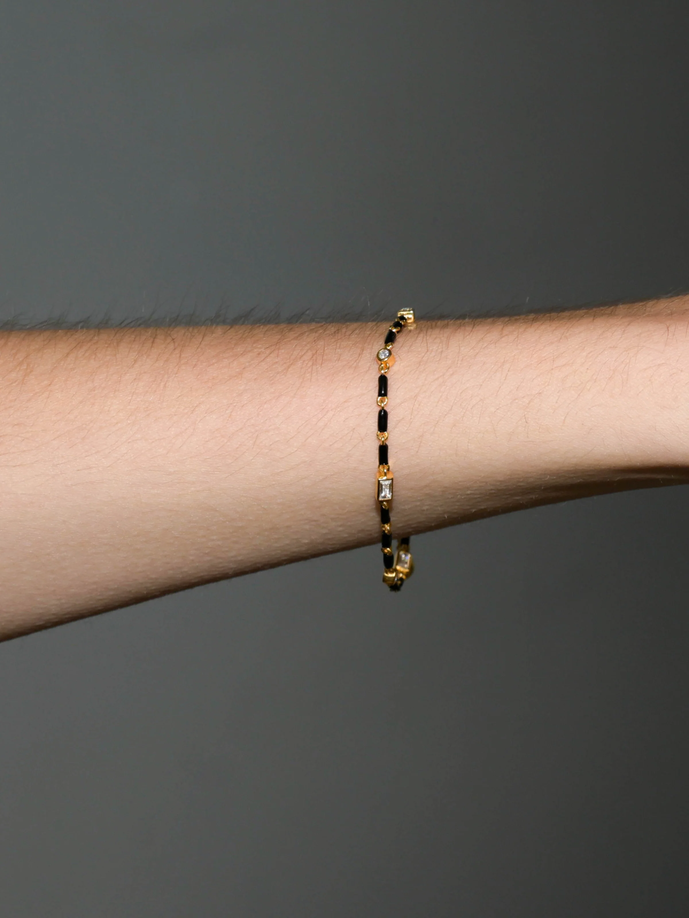 ENAMEL MOISSANITE BRACELET IN NOIR, 18K GOLD VERMEIL - Image 2