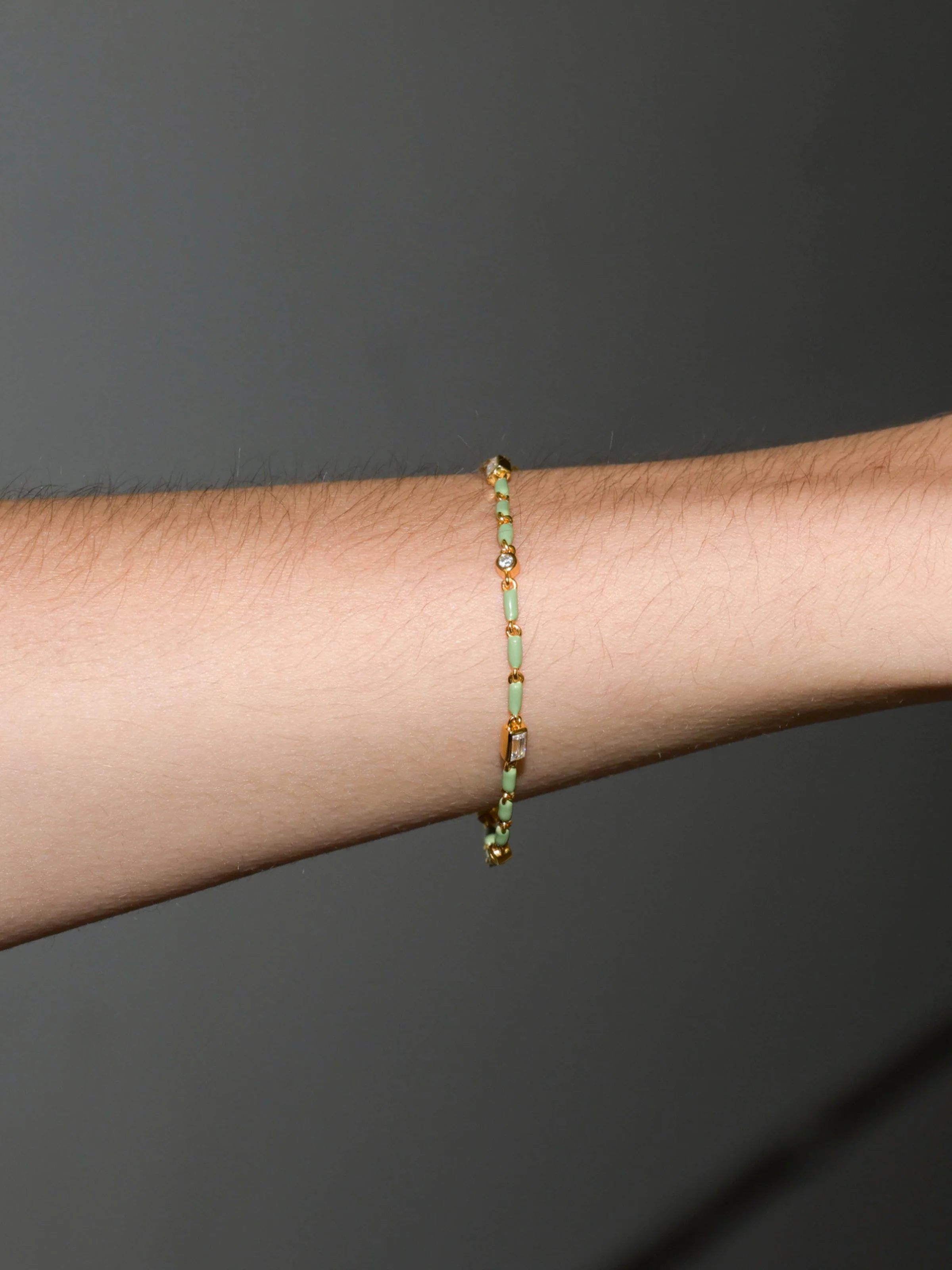 ENAMEL MOISSANITE BRACELET IN SAUGE, 18K GOLD VERMEIL - Image 2