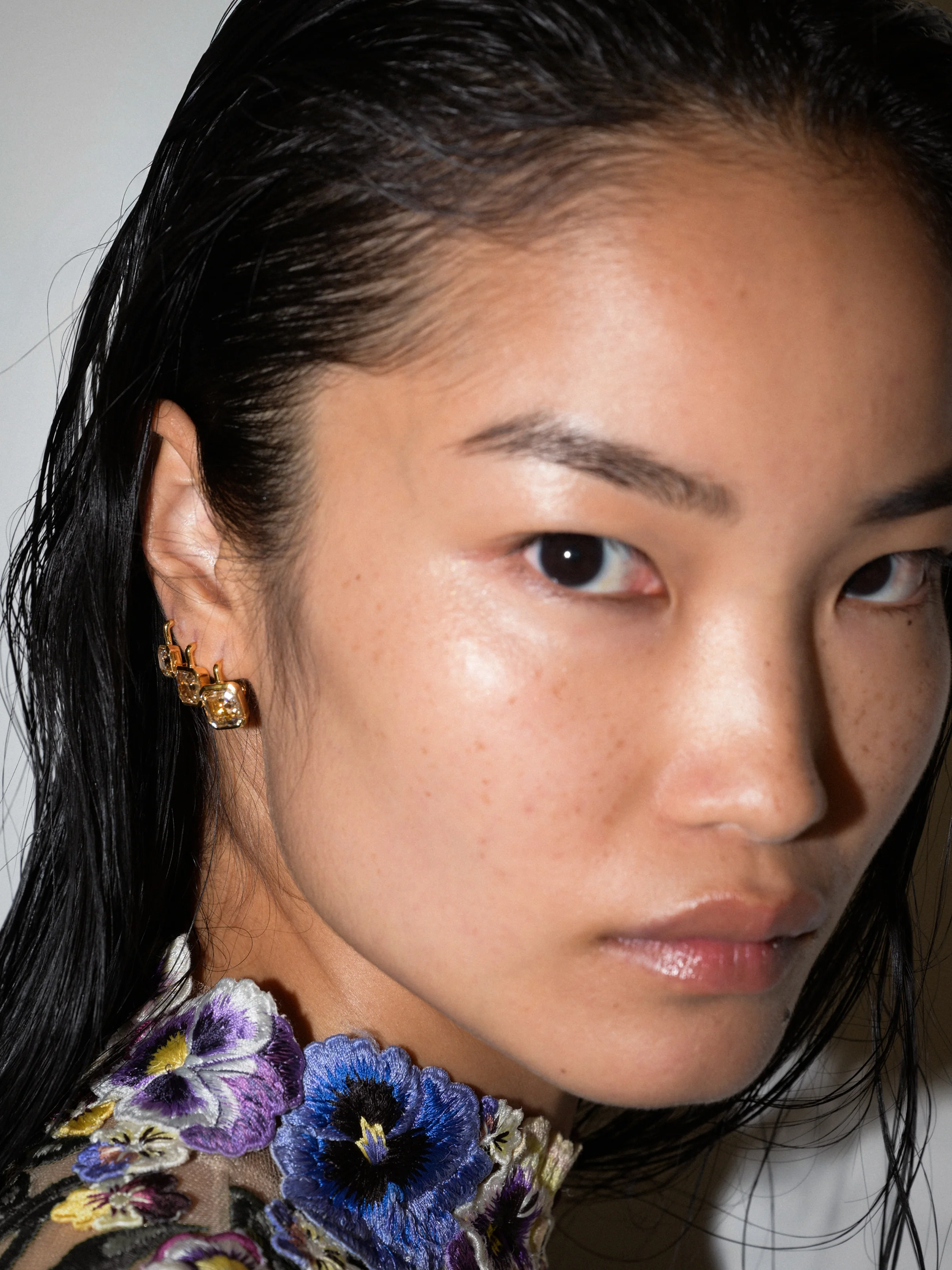 INÈS EMERALD-CUT EARRINGS IN HONEY MOISSANITE, 18K GOLD VERMEIL - Image 4