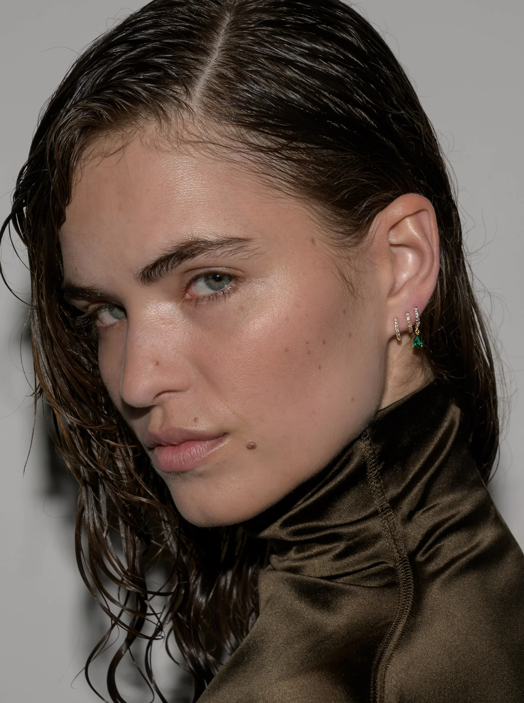 14K PAVÉ PEAR-DROP HUGGIE EARRING IN LAB EMERALD, 14K WHITE GOLD - Image 3